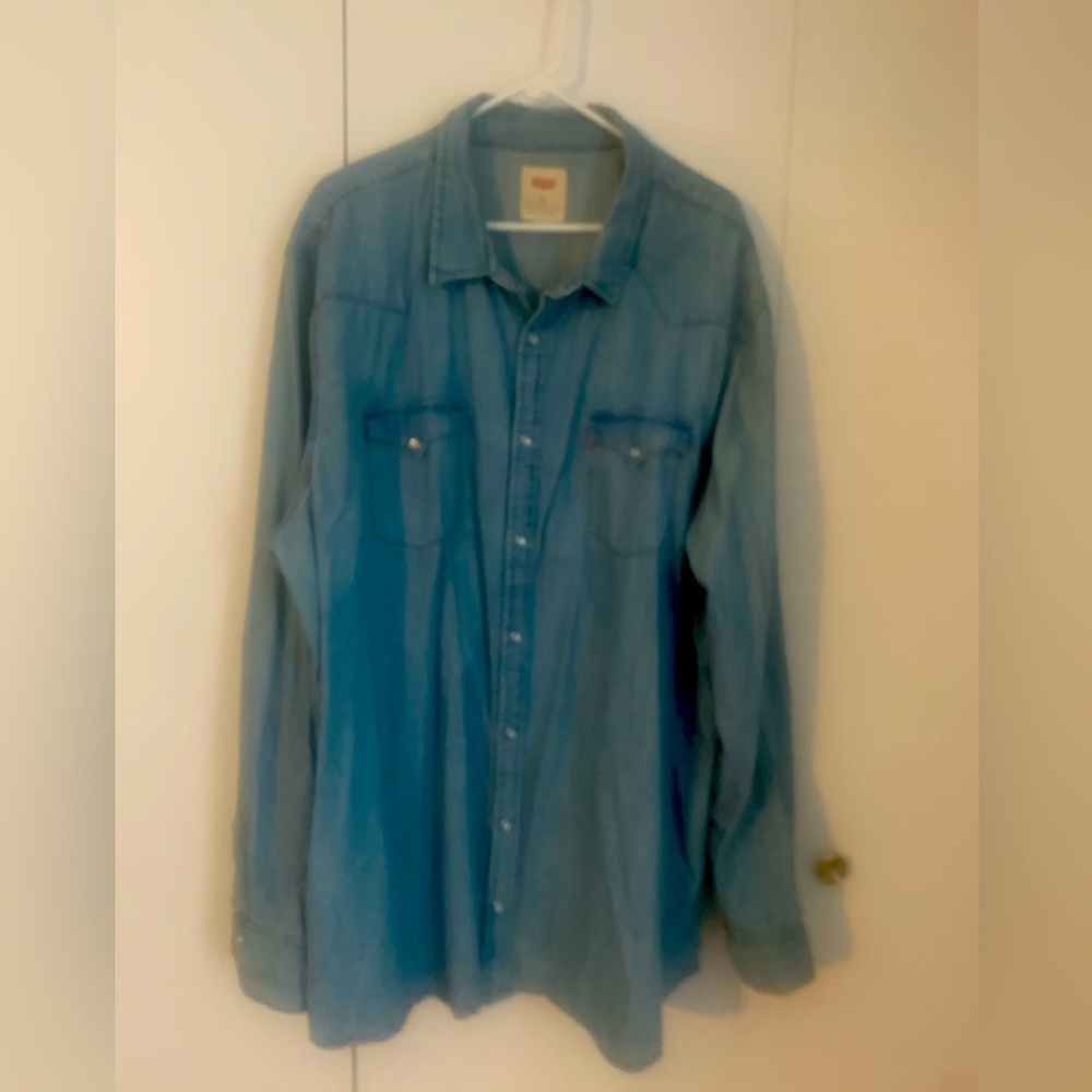 Levi’s men’s denim blue button down shirt size Large